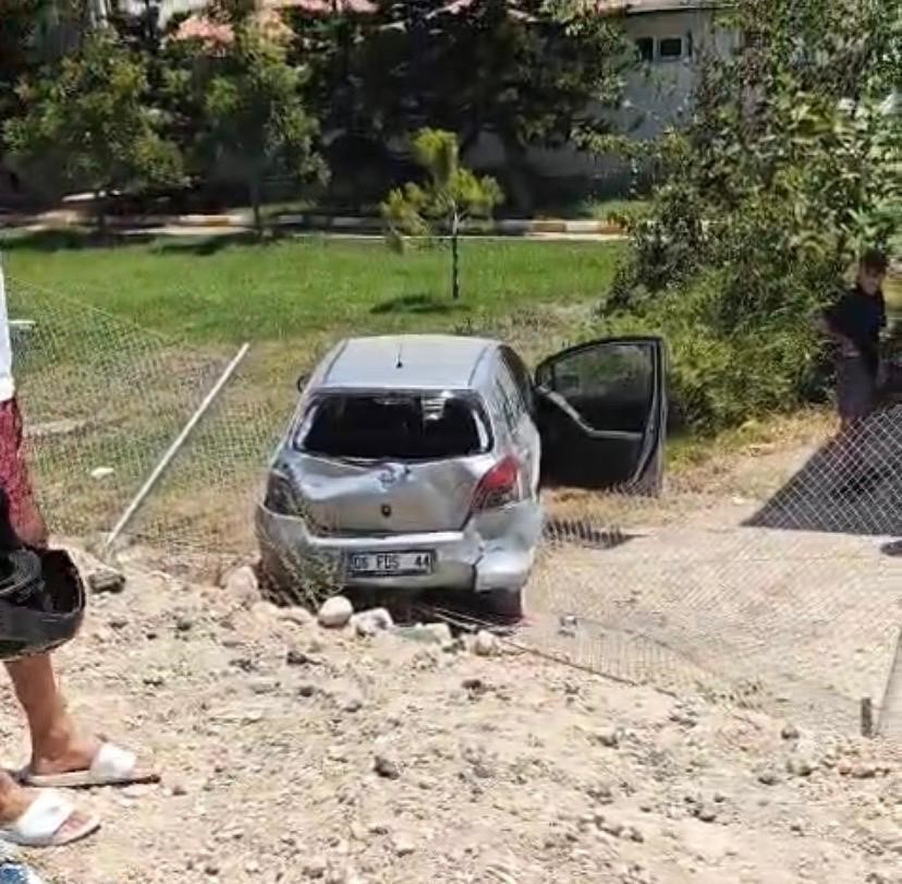 Zincirleme kazada otomobil enstitünün bahçesine düştü: 3 yaralı 5 zincirleme kazada otomobil enstitunun bahcesine dustu 3 yarali 1 3QfU1i98