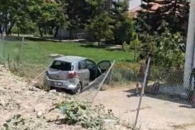 zincirleme-kazada-otomobil-enstitunun-bahcesine-dustu-3-yarali-OgY4WKsw.jpg