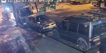 zincirleme-kazaya-karisti-olay-yerini-terk-etti-o-anlar-kamerada-h2fR6O2v.jpg