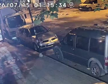 zincirleme-kazaya-karisti-olay-yerini-terk-etti-o-anlar-kamerada-h2fR6O2v.jpg