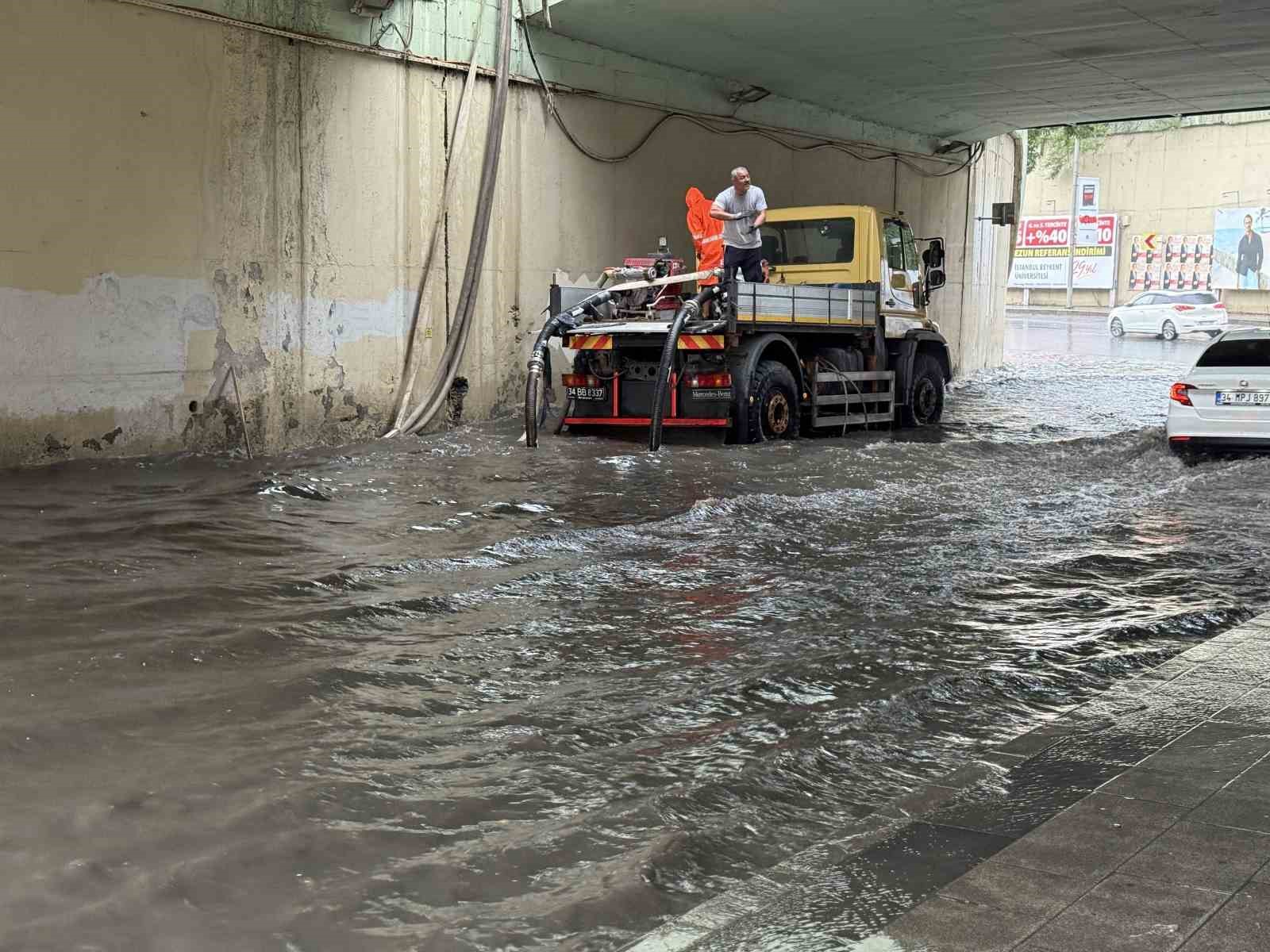 Zincirlikuyu alt geçidini sağanak sonrası su bastı, belediye ekipleri tahliye çalışması başlattı 5 zincirlikuyu alt gecidini saganak sonrasi su basti belediye ekipleri tahliye calismasi baslatti 1 hkA1XLUG