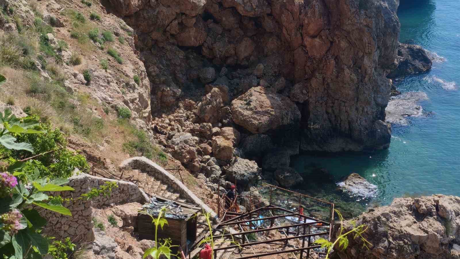 zipkinla balik avlamak isterken falezlerden dustu ekipler alarma gecti 5 66saKvtD