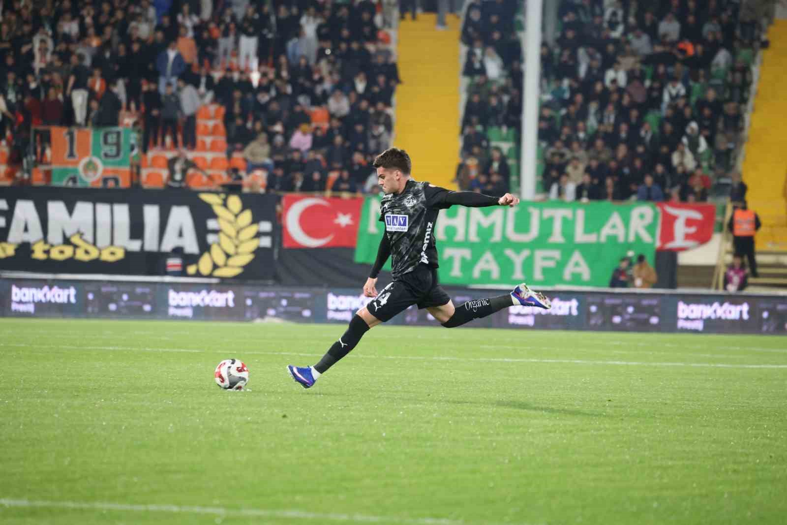 ziraat turkiye kupasi corendon alanyaspor 0 galatasaray 2 ilk yari 17 uIOzGQS4