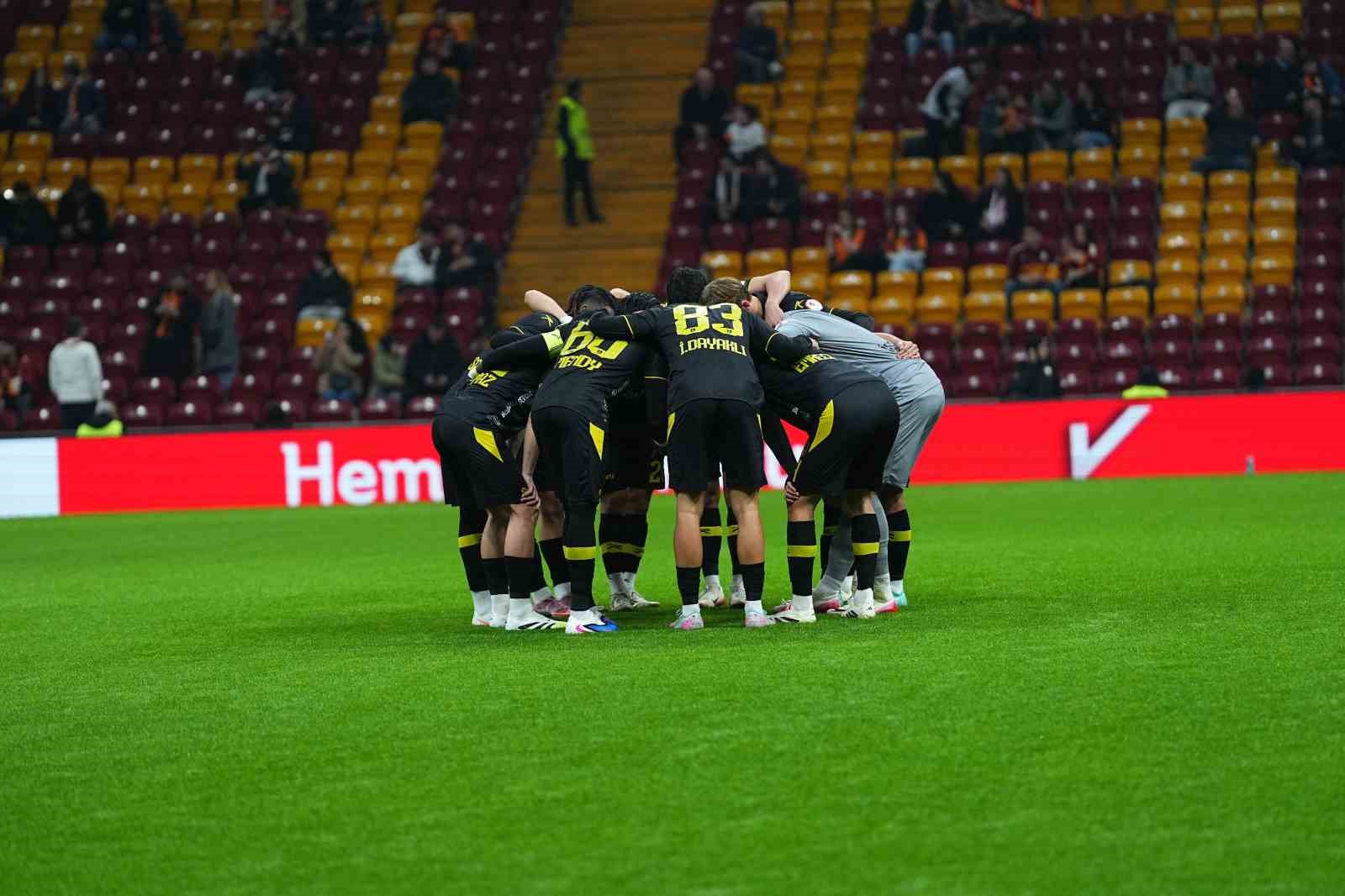 ziraat turkiye kupasi galatasaray 1 istanbulspor 0 mac devam ediyor 15 ehnvUPNP