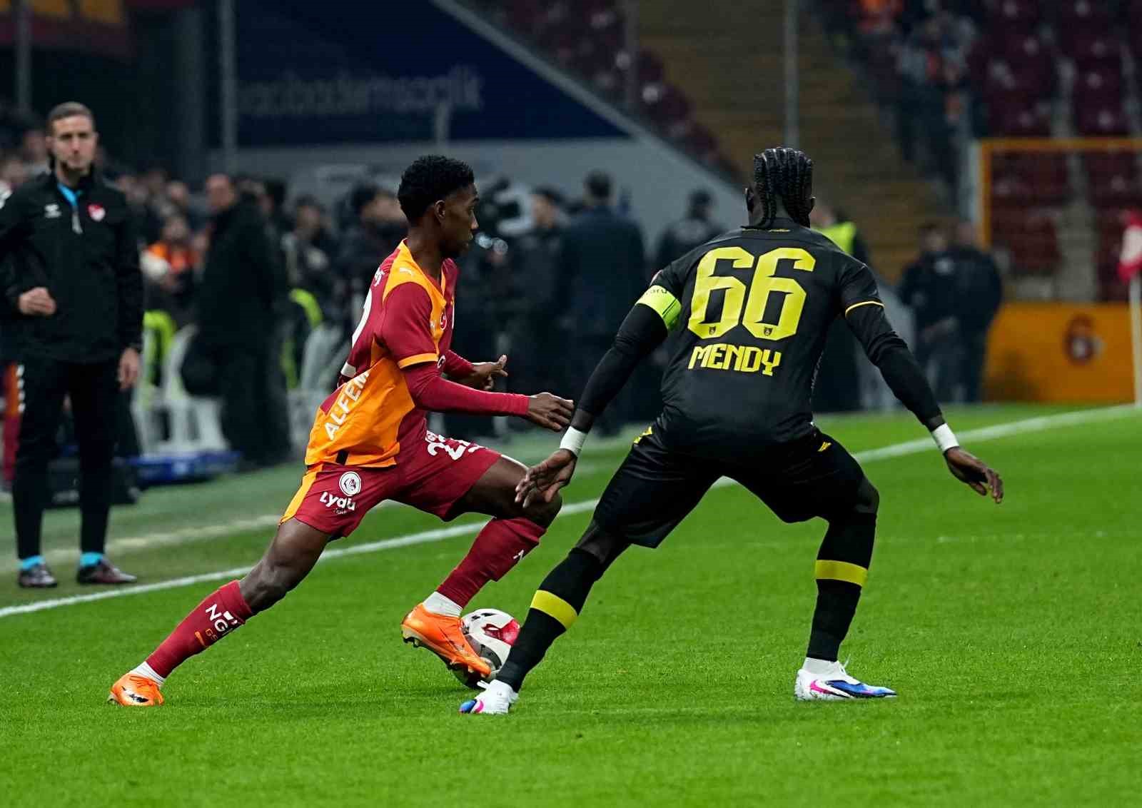 ziraat turkiye kupasi galatasaray 1 istanbulspor 0 mac devam ediyor 16 HGYm8C9H