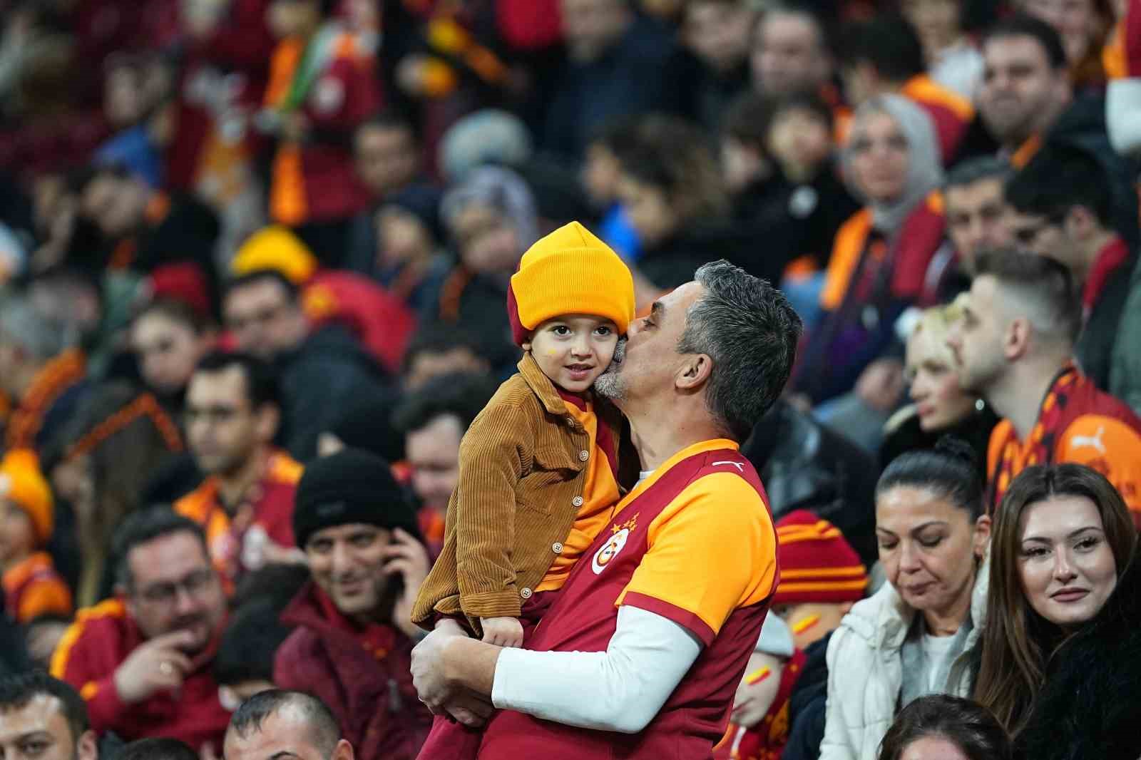 ziraat turkiye kupasi galatasaray 1 istanbulspor 0 mac devam ediyor 3 OqXUUIQi
