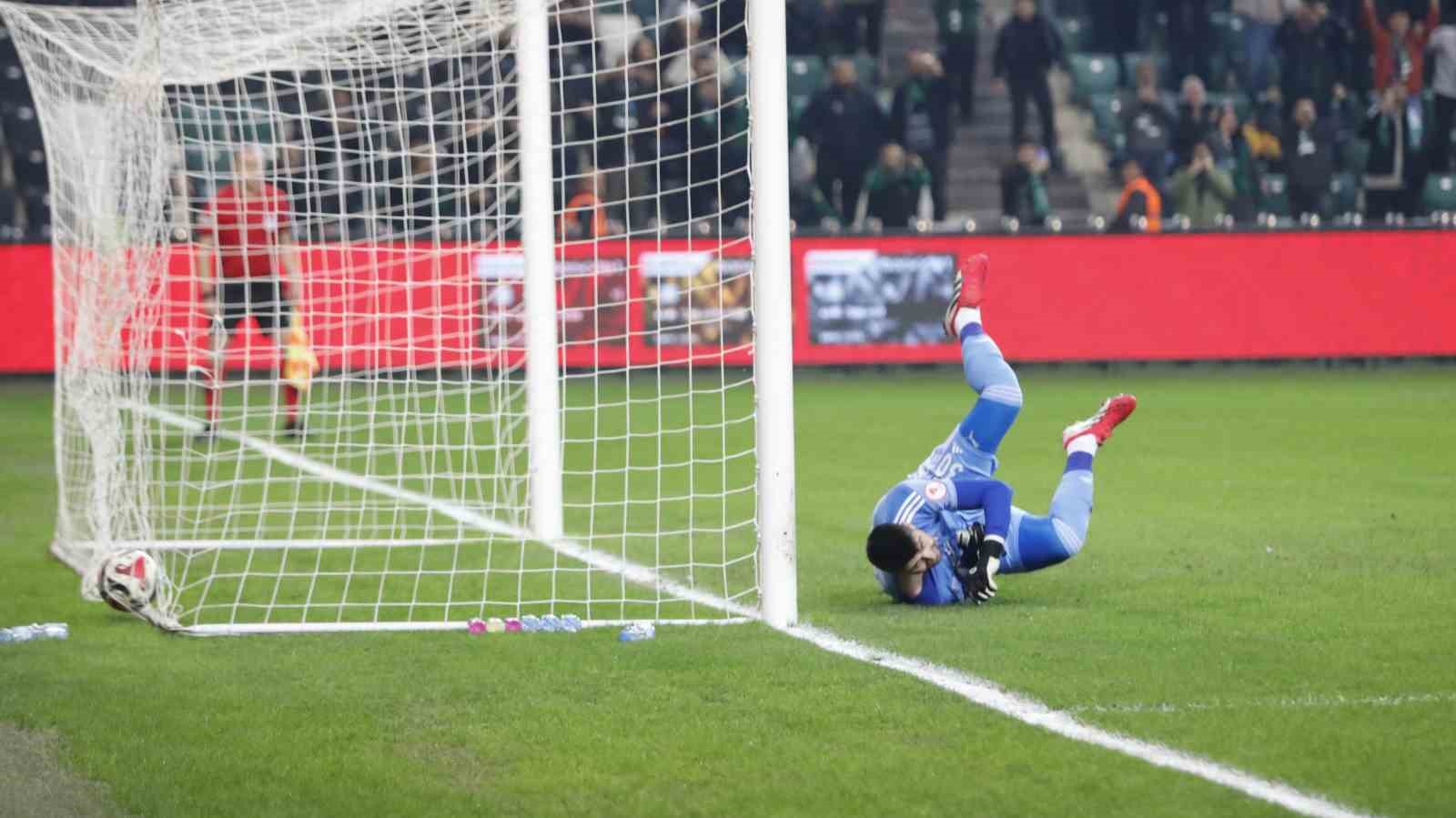 ziraat turkiye kupasi kocaelispor 1 besiktas 0 mac devam ediyor 25 NhgBHOwP