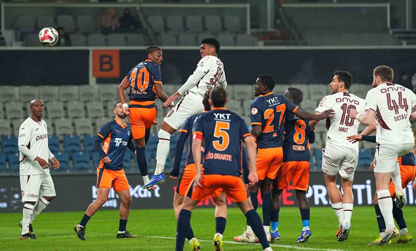 ziraat turkiye kupasi rams basaksehir 0 trabzonspor 1 mac devam ediyor 10 HZ5I2ze5
