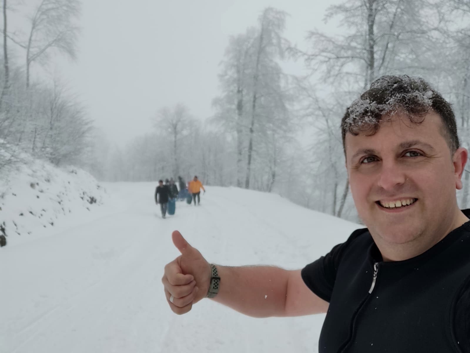 zirvede kar eglencesi bidonlarla kaydilar traktorle kizak cektirdiler 4