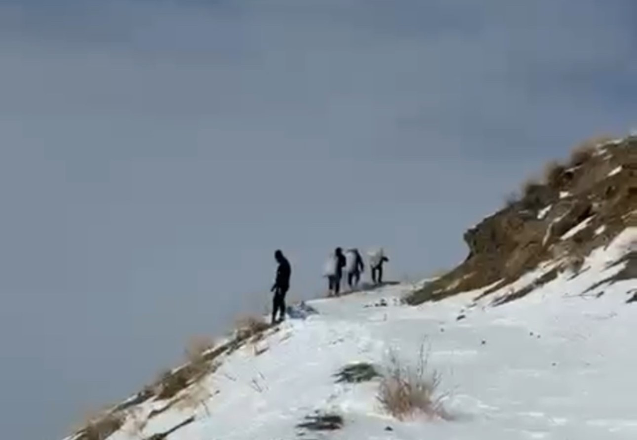 zirveye sefkat tirmanisi yuksekovada dag kecileri icin metrelerce kari astilar 0 LdiQ3ZeU