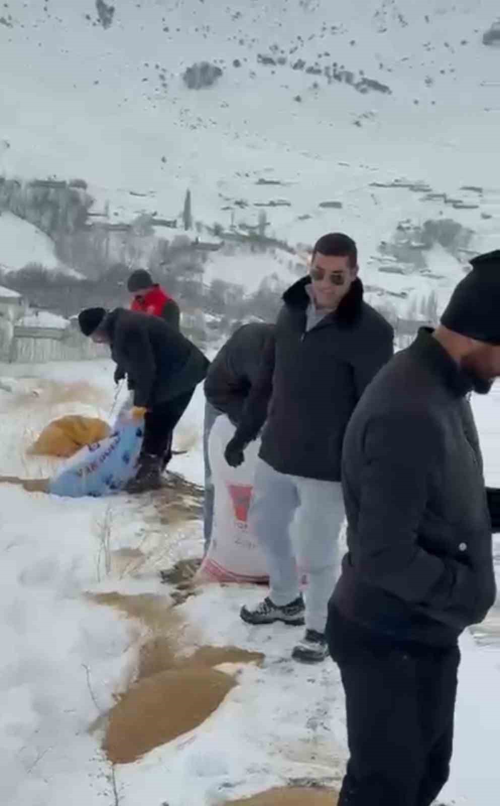 zirveye sefkat tirmanisi yuksekovada dag kecileri icin metrelerce kari astilar 7 7R1758Zf