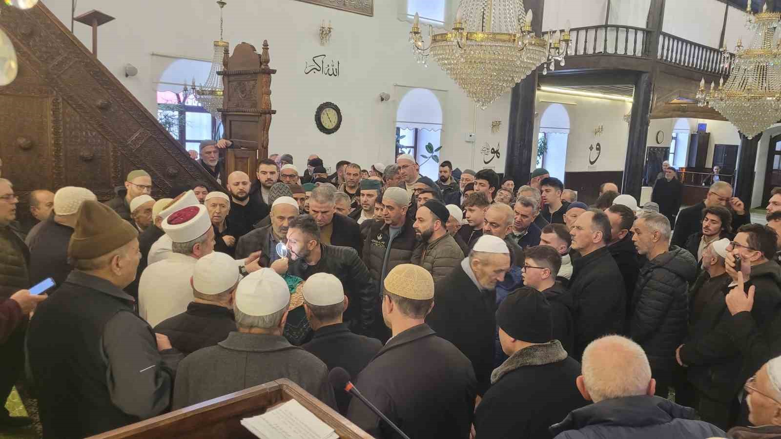 ziyarete acilan sakal i serifi gormek isteyen vatandaslar camiye akin etti 2 WrgwvvNW
