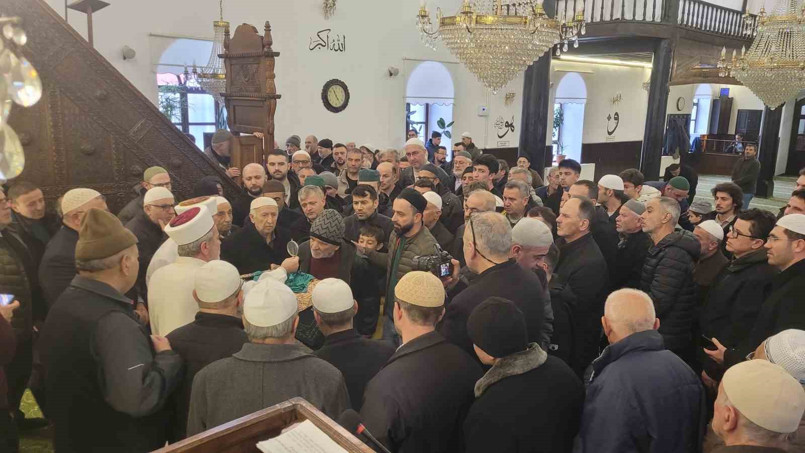 ziyarete acilan sakal i serifi gormek isteyen vatandaslar camiye akin etti 3 AHwcVIiY