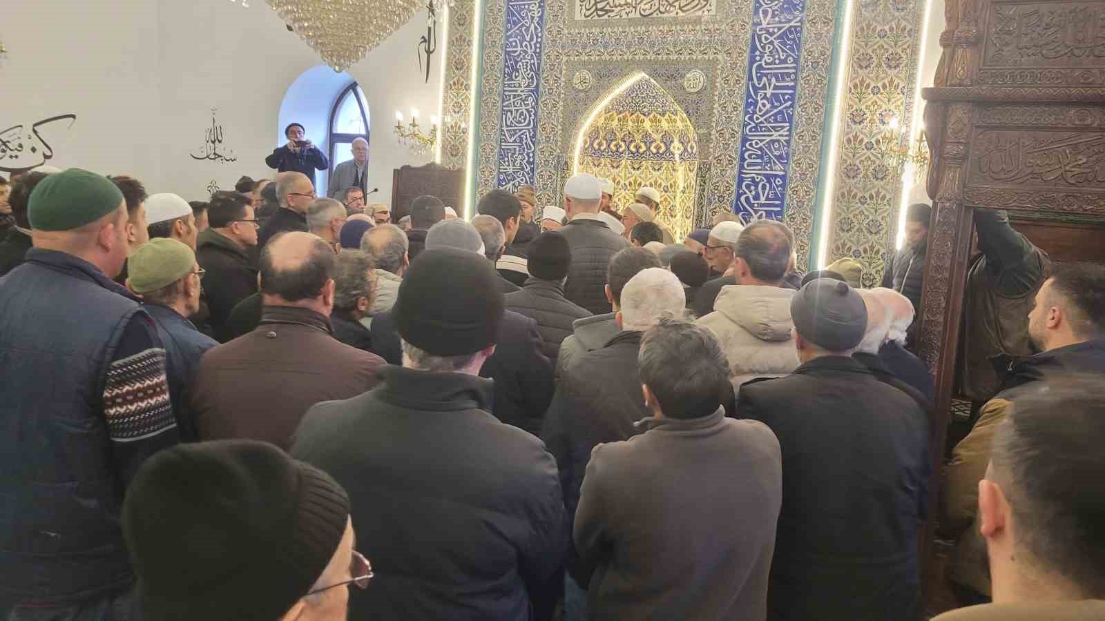 ziyarete acilan sakal i serifi gormek isteyen vatandaslar camiye akin etti 4 s38Y5FCW