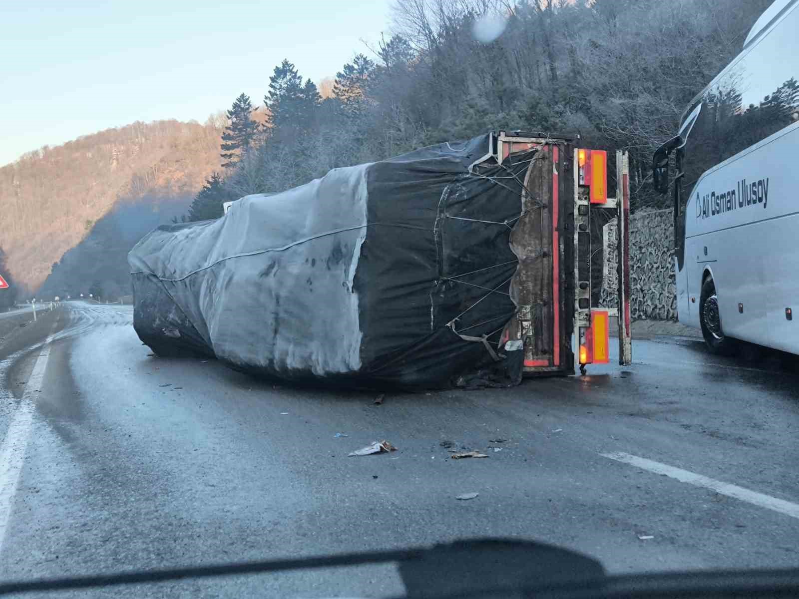 zonguldak ankara yolunda buzlanma nedeniyle uc ayri kaza 10 yarali 1 2IhArYmZ