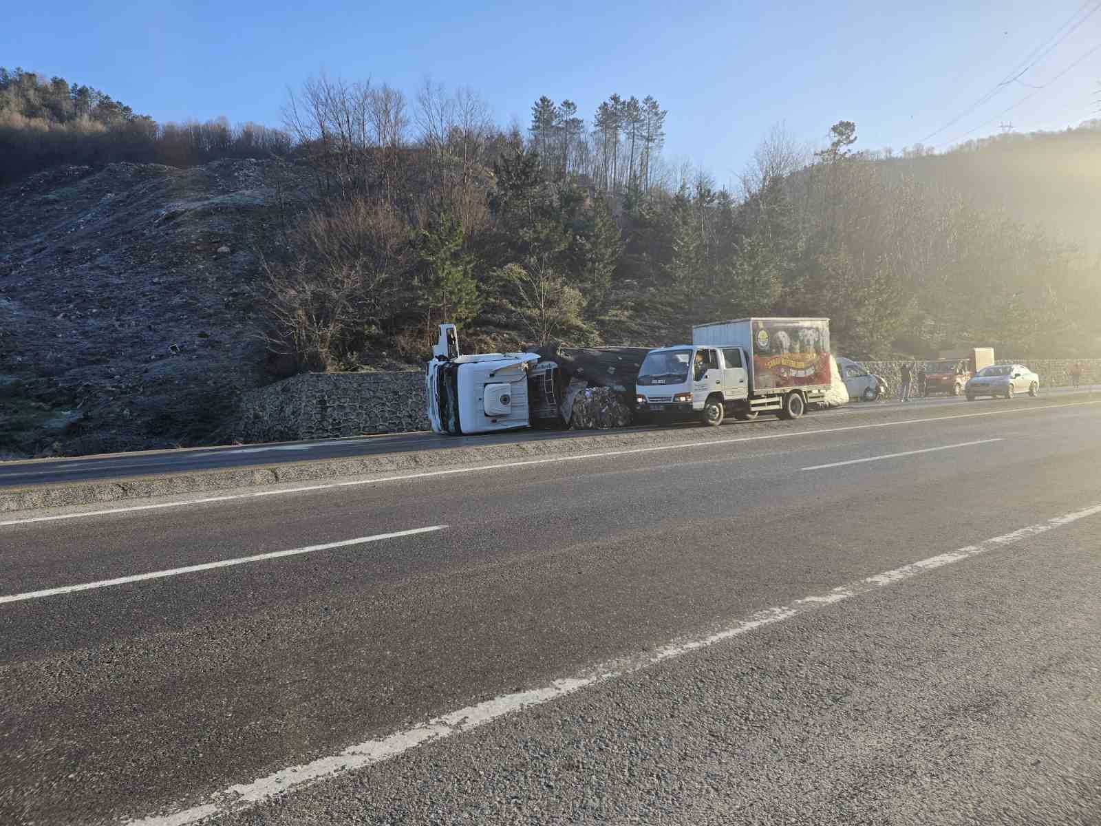zonguldak ankara yolunda buzlanma nedeniyle uc ayri kaza 10 yarali 3 FqEfBVqd