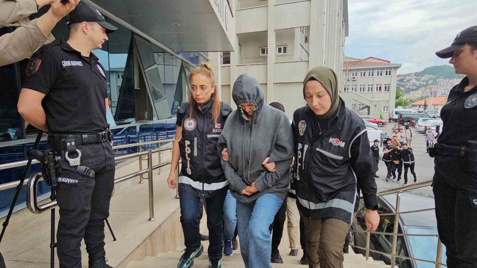 Zonguldak merkezli rüşvet ve yasa dışı kürtaj operasyonunda 11 şüpheli adliyede 5 zonguldak merkezli rusvet ve yasa disi kurtaj operasyonunda 11 supheli adliyede 1 vOuTShlc