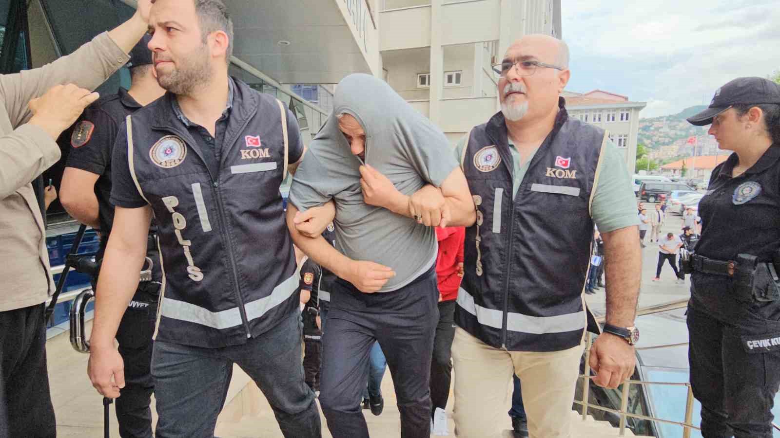 Zonguldak merkezli rüşvet ve yasa dışı kürtaj operasyonunda 11 şüpheli adliyede 6 zonguldak merkezli rusvet ve yasa disi kurtaj operasyonunda 11 supheli adliyede 2 iqZsVI5V