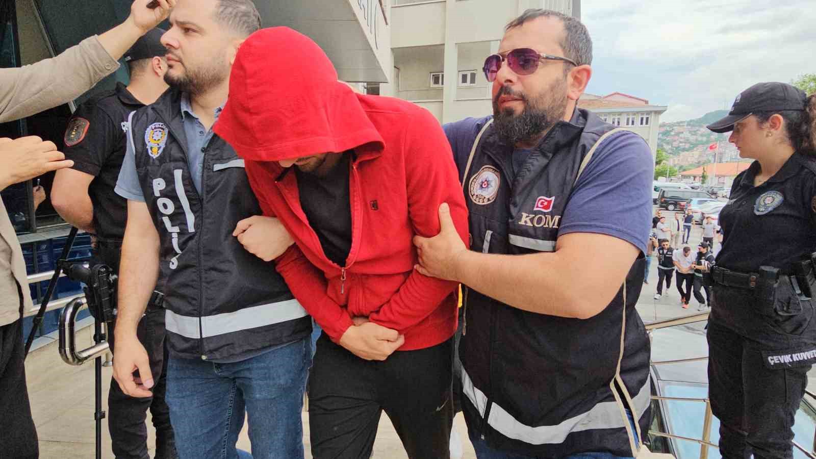 Zonguldak merkezli rüşvet ve yasa dışı kürtaj operasyonunda 11 şüpheli adliyede 7 zonguldak merkezli rusvet ve yasa disi kurtaj operasyonunda 11 supheli adliyede 3 ejUAS5Hk