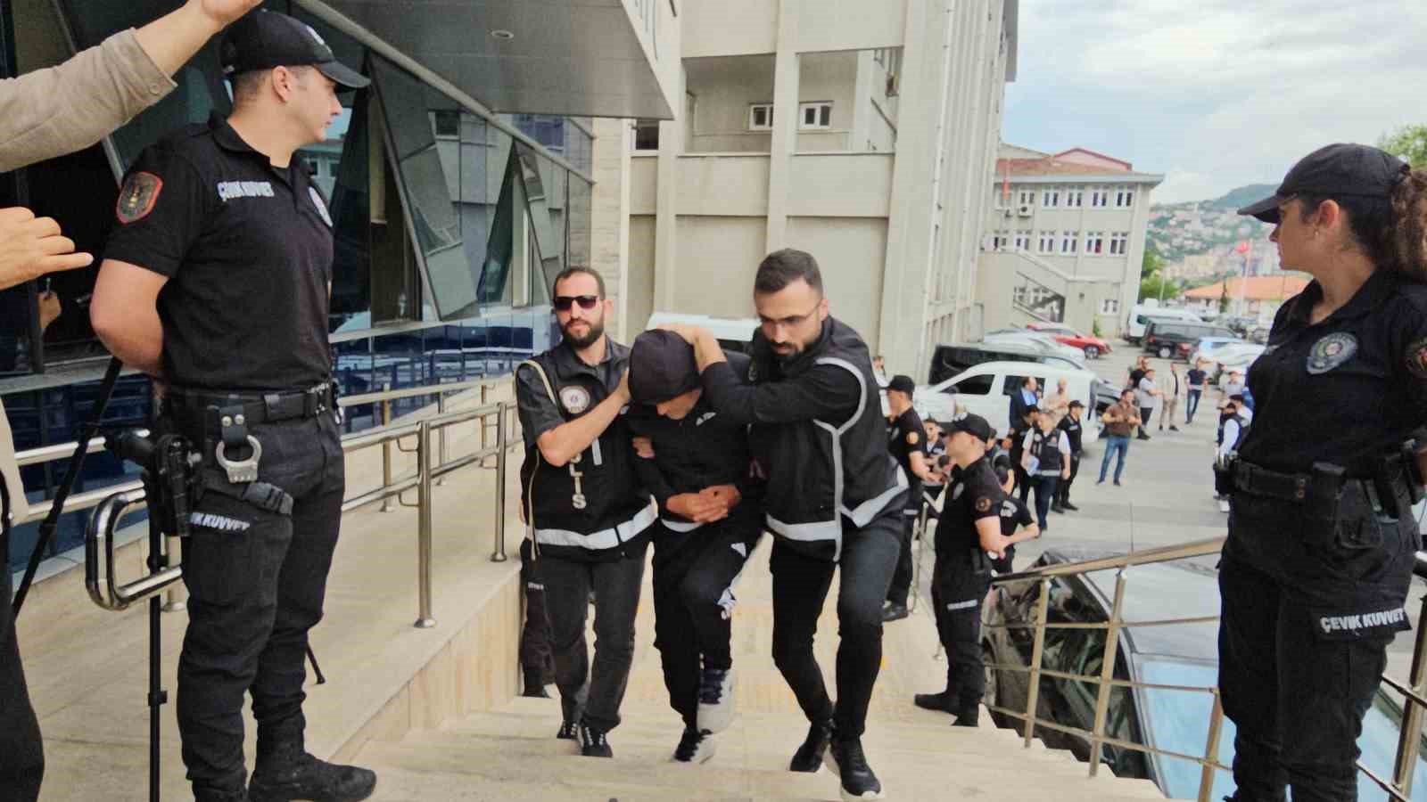 Zonguldak merkezli rüşvet ve yasa dışı kürtaj operasyonunda 11 şüpheli adliyede 8 zonguldak merkezli rusvet ve yasa disi kurtaj operasyonunda 11 supheli adliyede 4 itP9kW7e