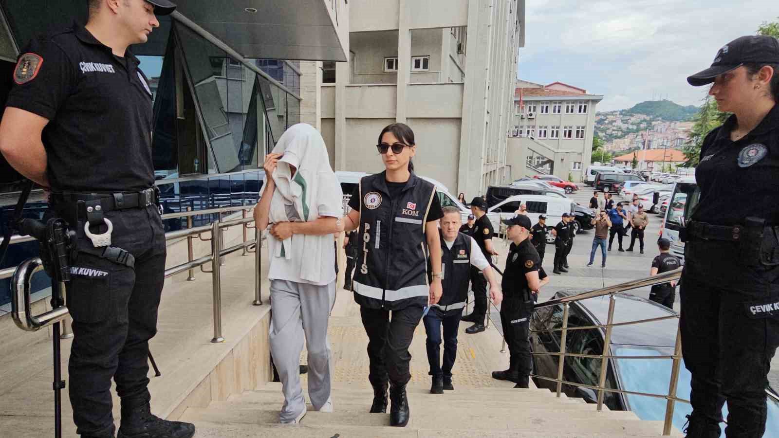 Zonguldak merkezli rüşvet ve yasa dışı kürtaj operasyonunda 11 şüpheli adliyede 10 zonguldak merkezli rusvet ve yasa disi kurtaj operasyonunda 11 supheli adliyede 6 Bi1MieAO