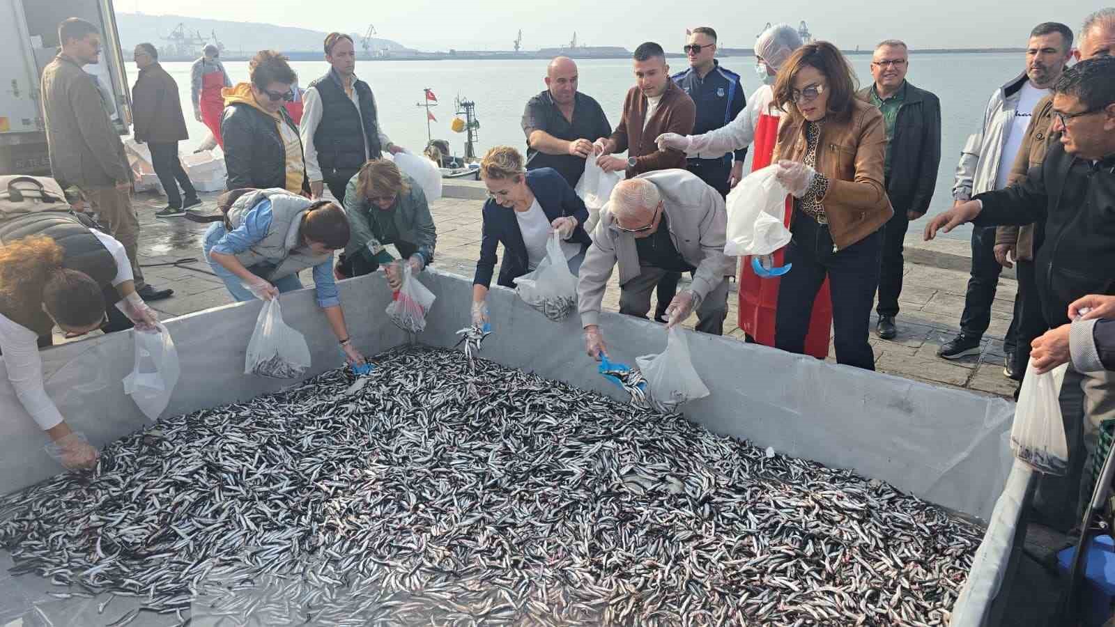 zonguldakin eregli ilcesinde 16 hamsi festivali yogun ilgi gordu 2 ZtVdaYPp