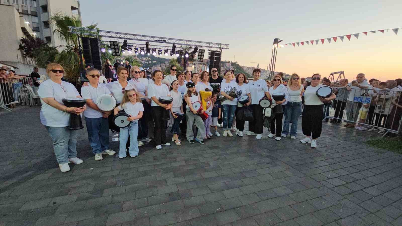 Zonguldaklı kadınlardan kurtuluş yıl dönümünde darbuka şov 4 zonguldakli kadinlardan kurtulus yil donumunde darbuka sov 0 TGr3vfNT