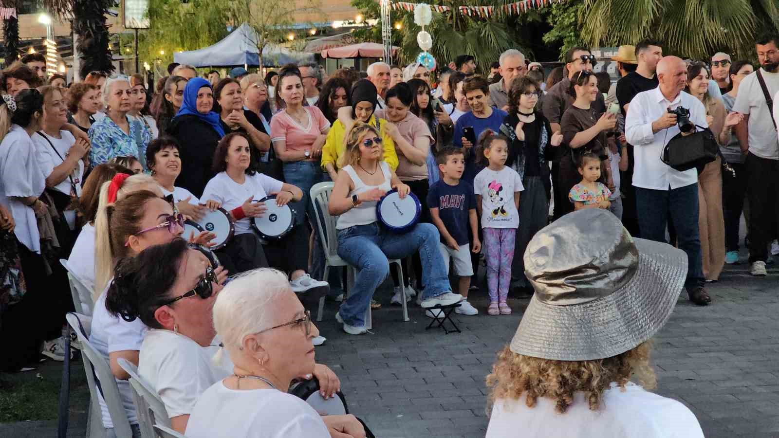 Zonguldaklı kadınlardan kurtuluş yıl dönümünde darbuka şov 5 zonguldakli kadinlardan kurtulus yil donumunde darbuka sov 1 eRjTuKPk