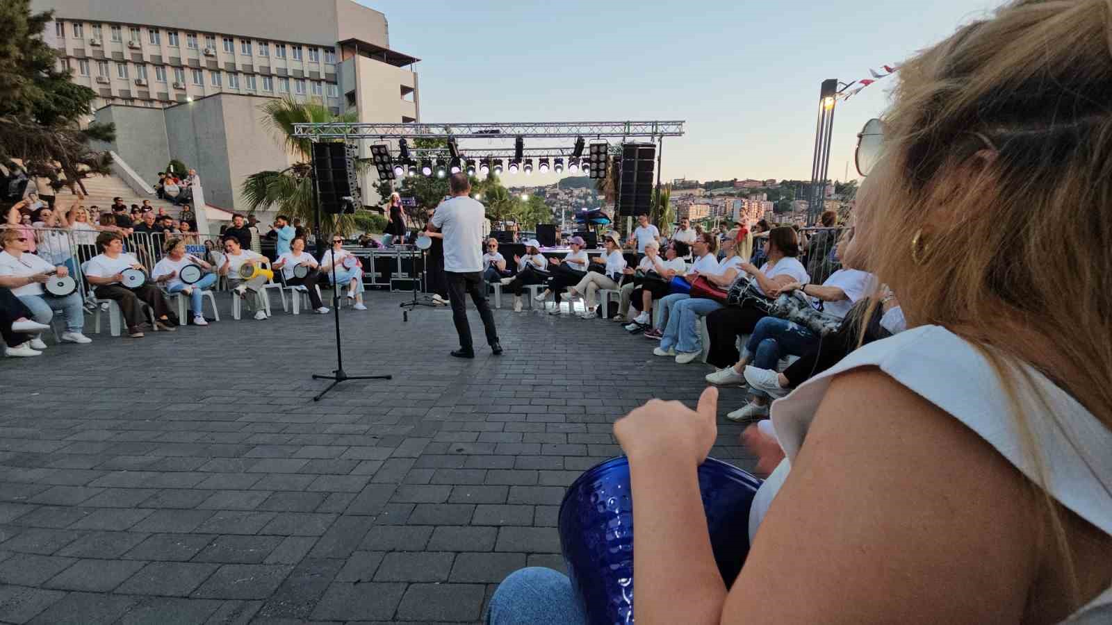 Zonguldaklı kadınlardan kurtuluş yıl dönümünde darbuka şov 7 zonguldakli kadinlardan kurtulus yil donumunde darbuka sov 3 pm1suMUd