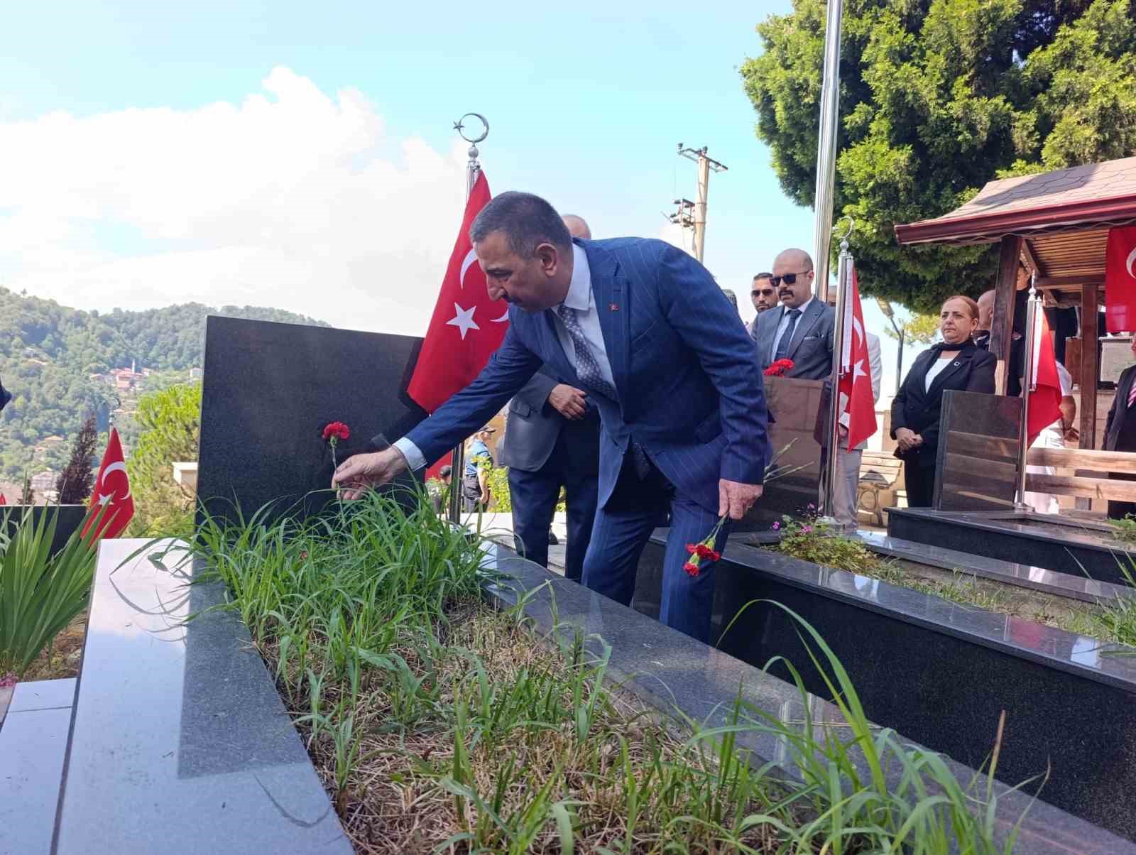 Zonguldak’ta 15 Temmuz Demokrasi ve Milli Birlik Günü’nde şehitlik ziyareti 4 zonguldakta 15 temmuz demokrasi ve milli birlik gununde sehitlik ziyareti 0 TBQBrZRV