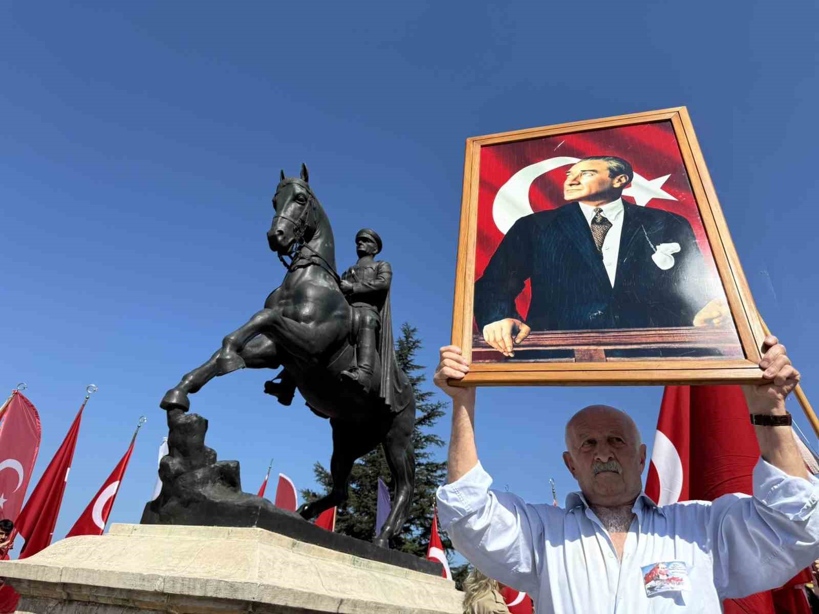 zonguldakta 19 mayisi 107 metrelik dev bayrakla kutladilar 6 SJrznGcW