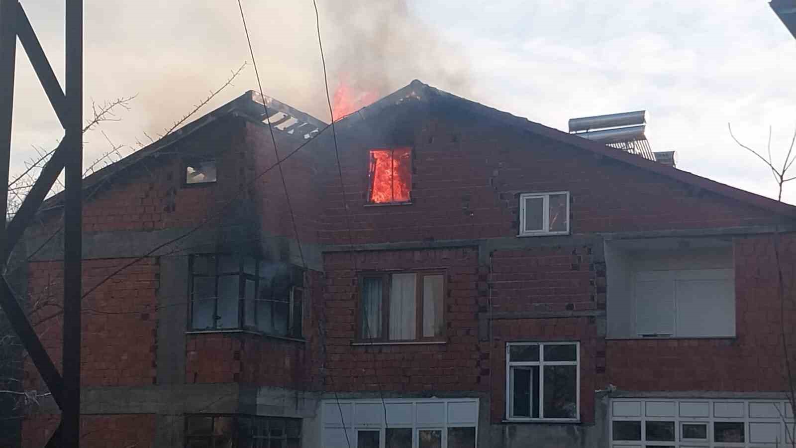 zonguldakta 6 katli binanin catisi alev alev yandi 0 r6fQ1ILV