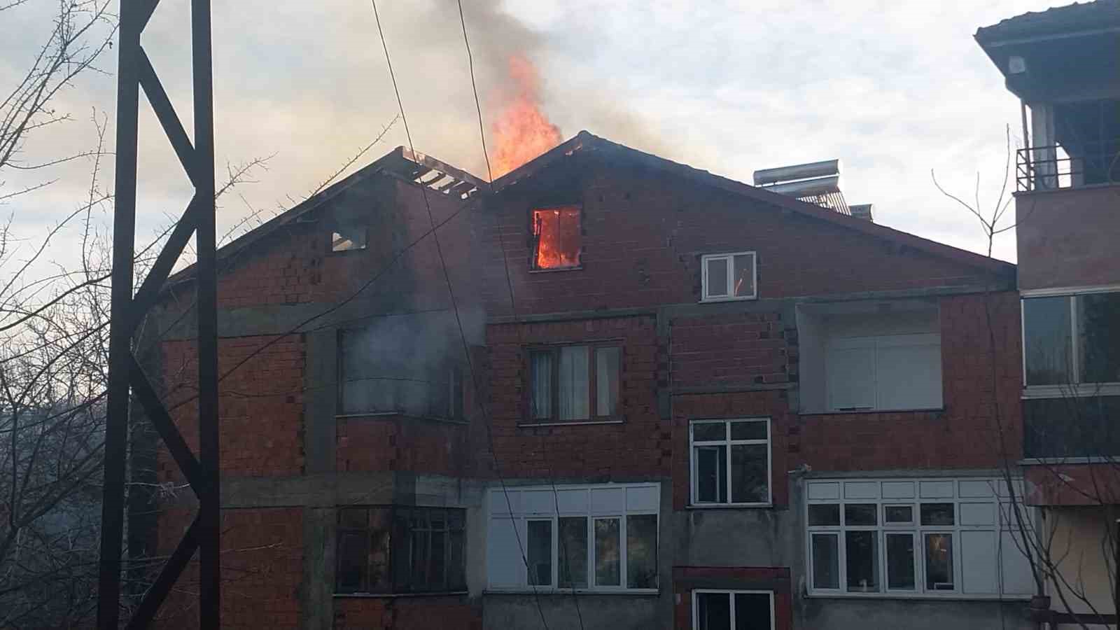 zonguldakta 6 katli binanin catisi alev alev yandi 1 6CZNmUkJ