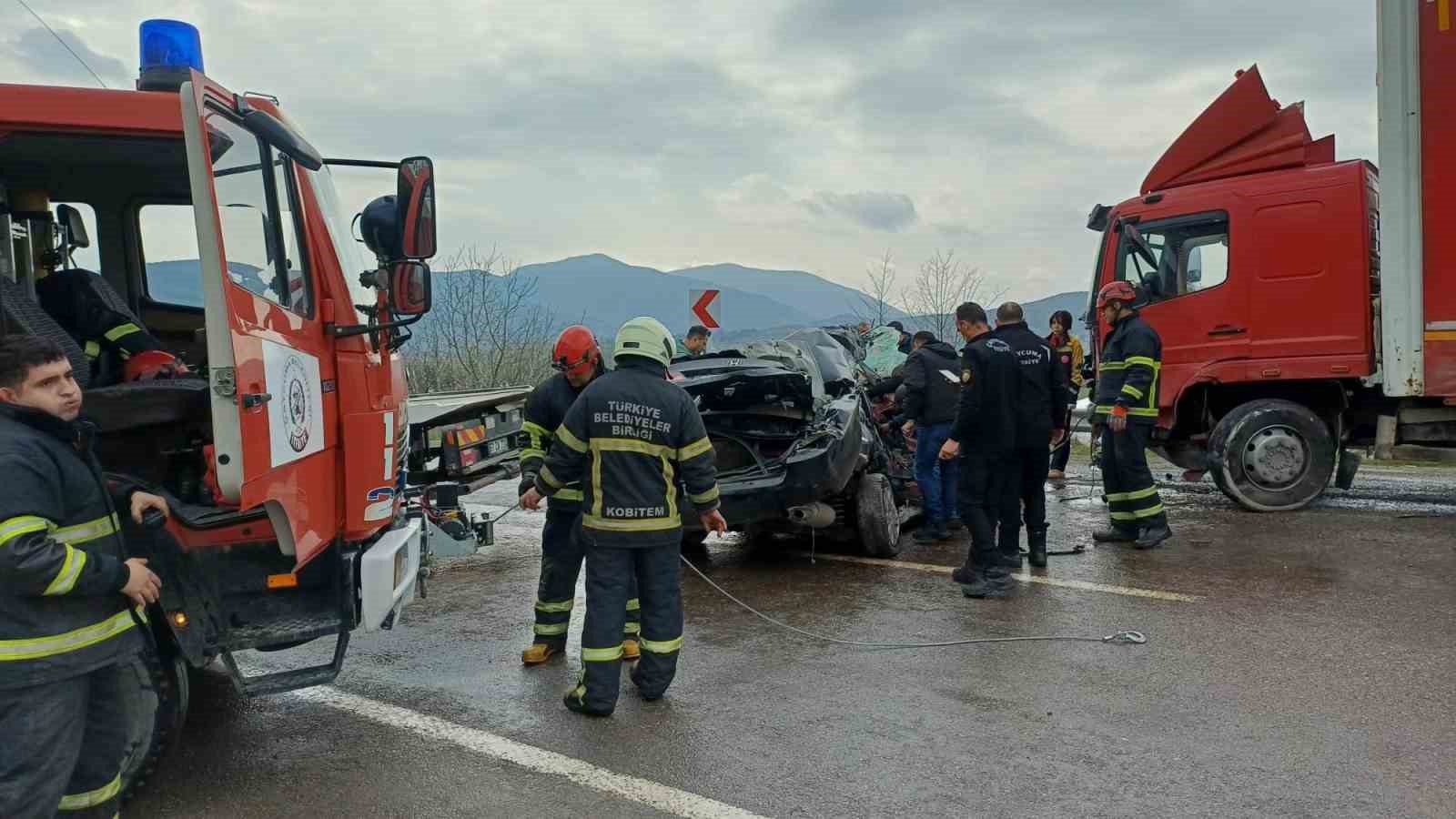 zonguldakta araciyla kamyona carpan polis surucu agir yaralandi 0 mhicA9LF