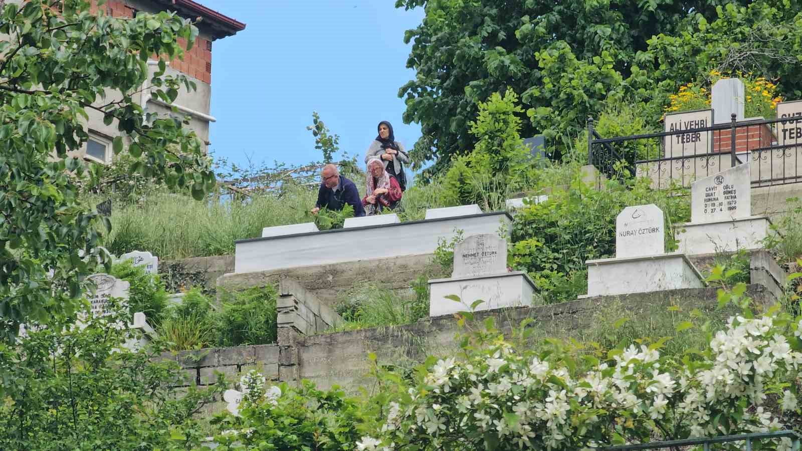 Zonguldak’ta arefe günü mezarlıkta ziyaretçi yoğunluğu 5 zonguldakta arefe gunu mezarlikta ziyaretci yogunlugu 1 sCn2dnfz