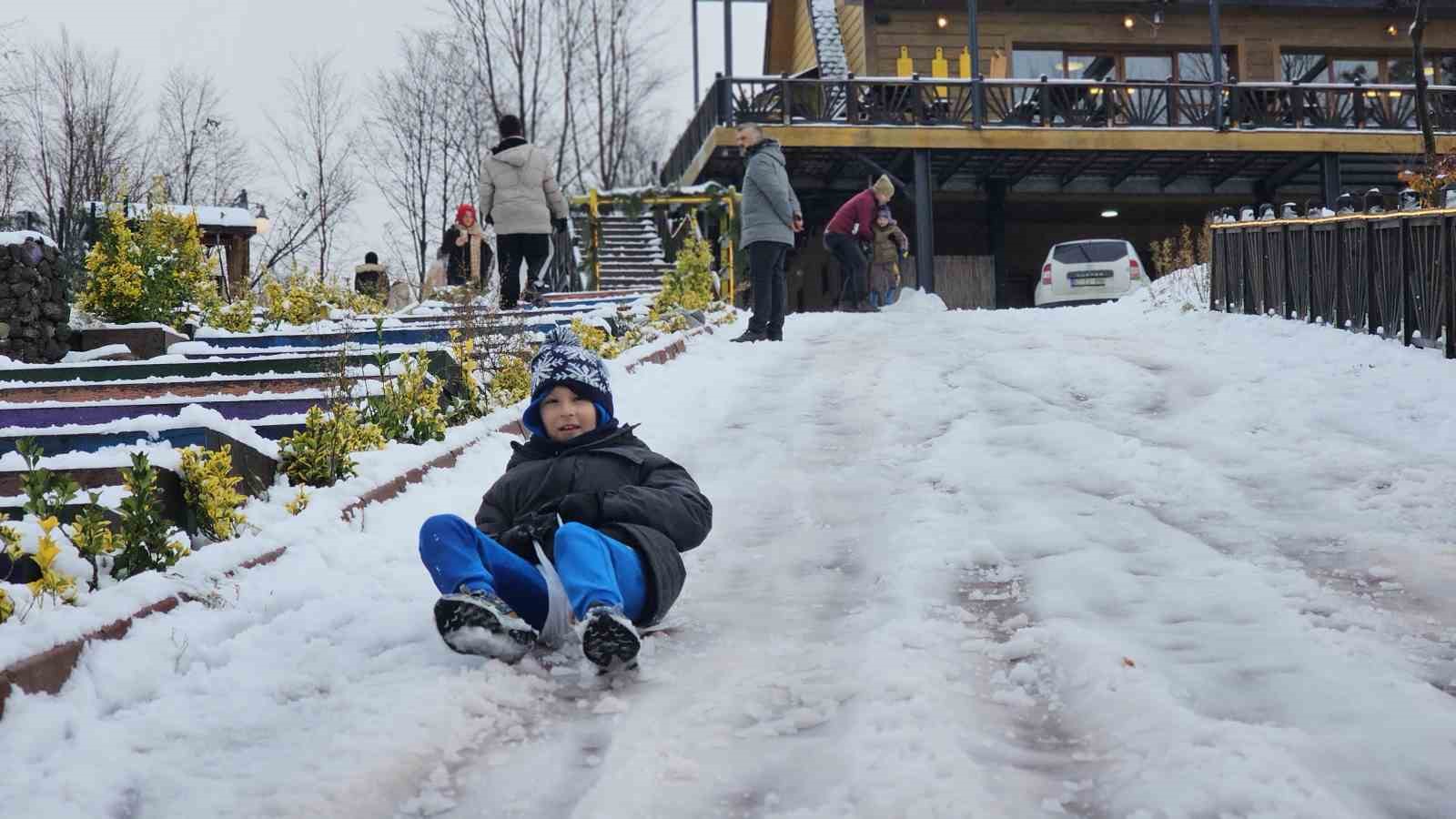 zonguldakta cocuklar karda kayarak eglendi 2
