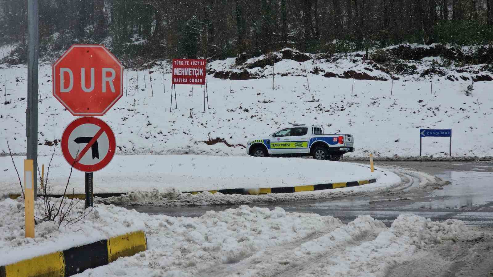 zonguldakta cocuklar karda kayarak eglendi 5