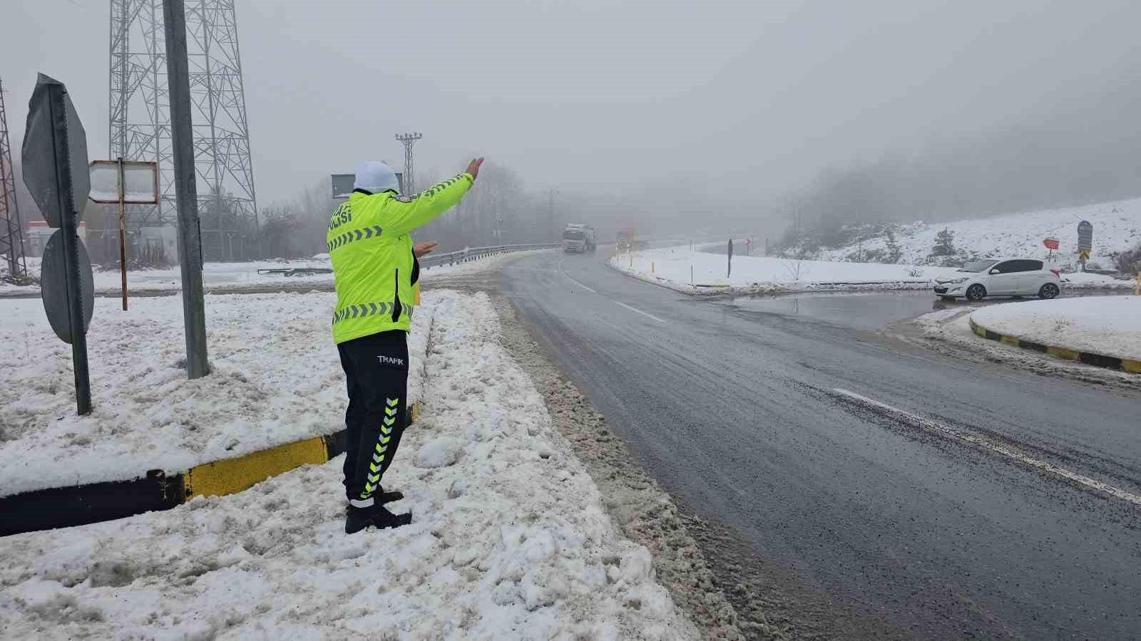 zonguldakta cocuklar karda kayarak eglendi 6 uzpUCbbI