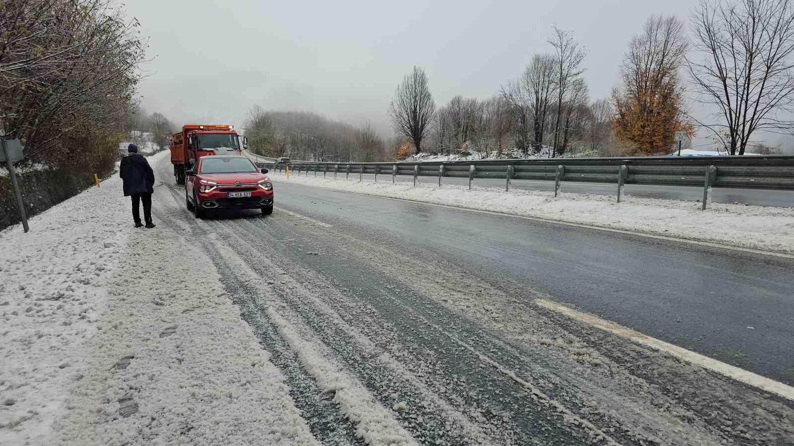 zonguldakta cocuklar karda kayarak eglendi 7 JWnpegXl