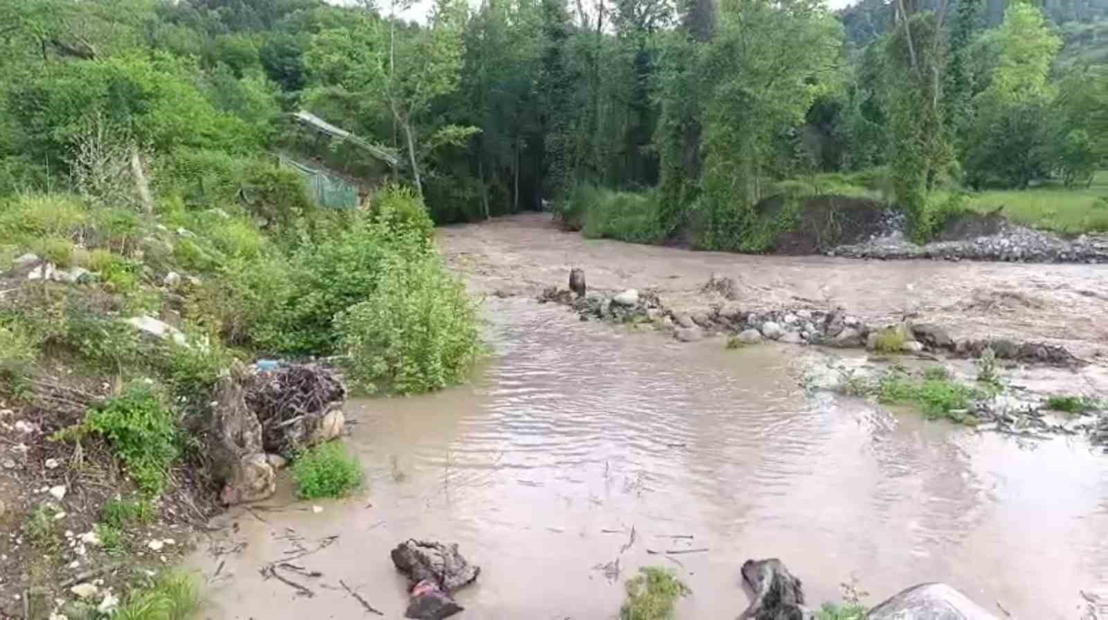 zonguldakta dere sularinin yukselmesi nedeniyle uc koydeki kopruler ulasima kapatildi 2 8G1jUEmT