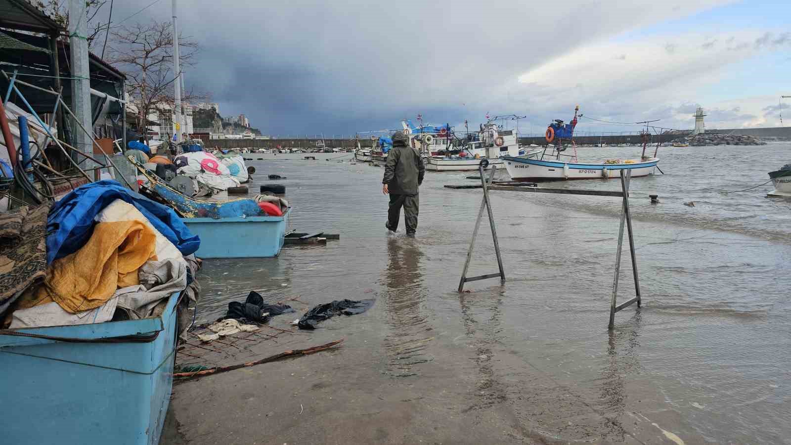 zonguldakta dev dalgalar nedeniyle kozlu limani su altinda kaldi 3 JSwSqAQF