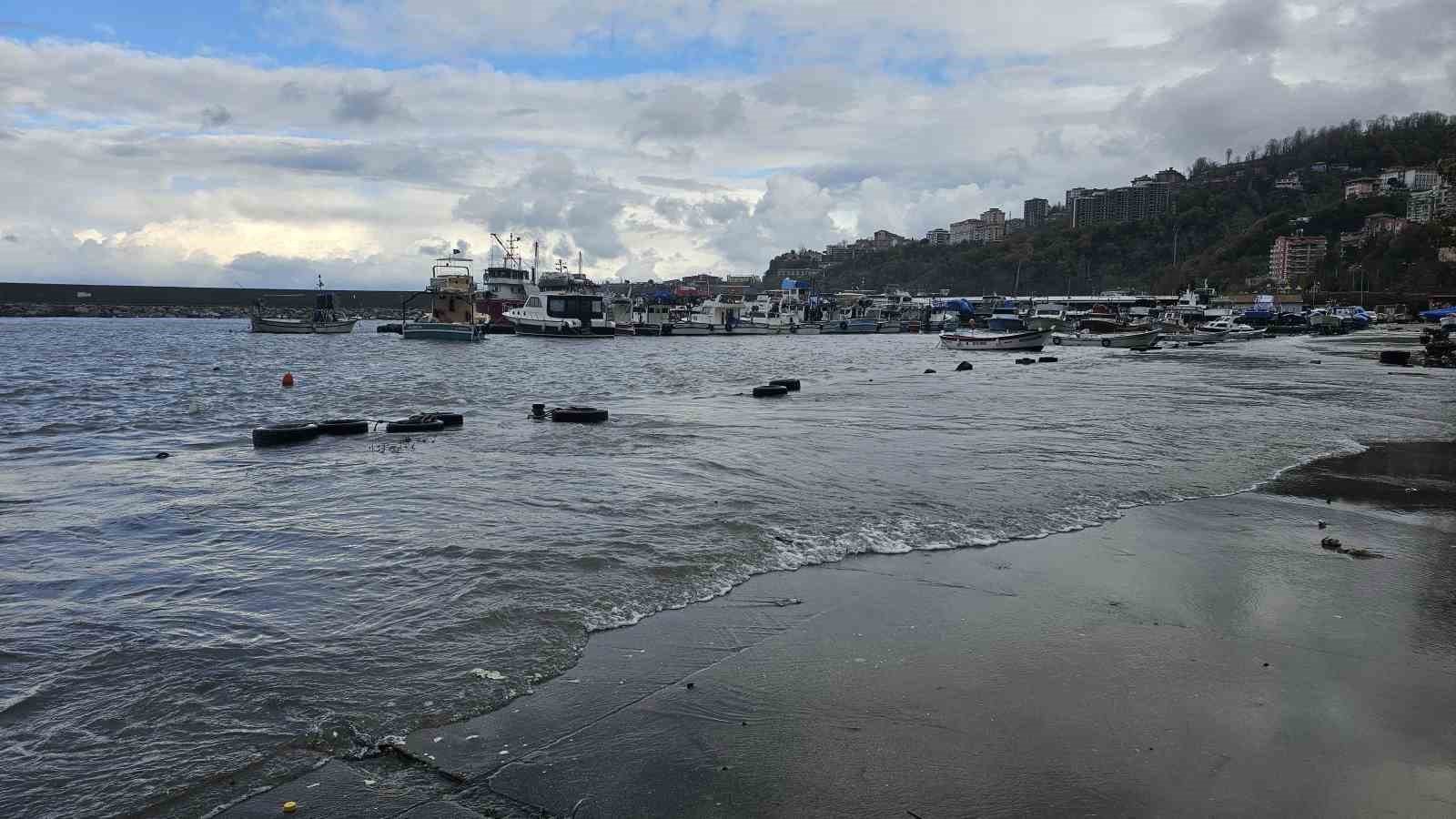 zonguldakta dev dalgalar nedeniyle kozlu limani su altinda kaldi 4 j12gHw82