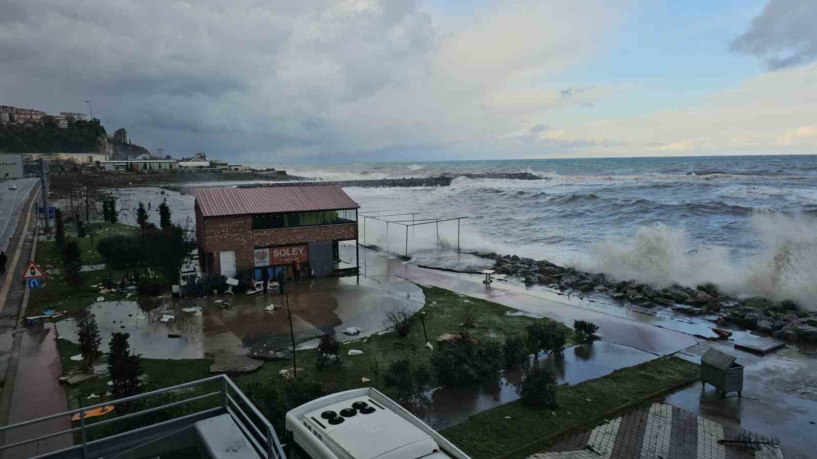zonguldakta dev dalgalar nedeniyle kozlu limani su altinda kaldi 7 apuXamaK