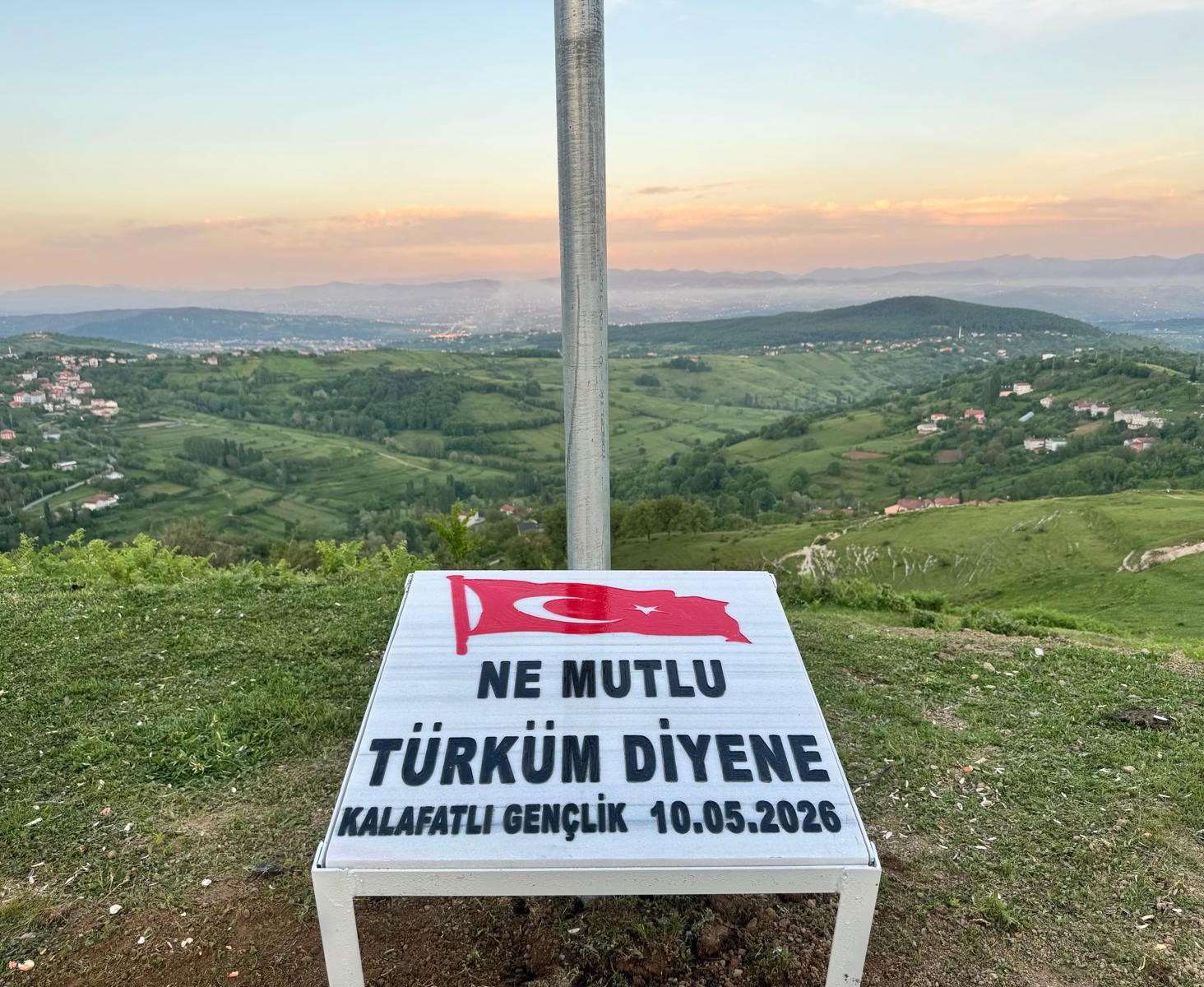 Zonguldak’ta gençler köylerinin zirvesine Türk bayrağı dikti 4 zonguldakta gencler koylerinin zirvesine turk bayragi dikti 0