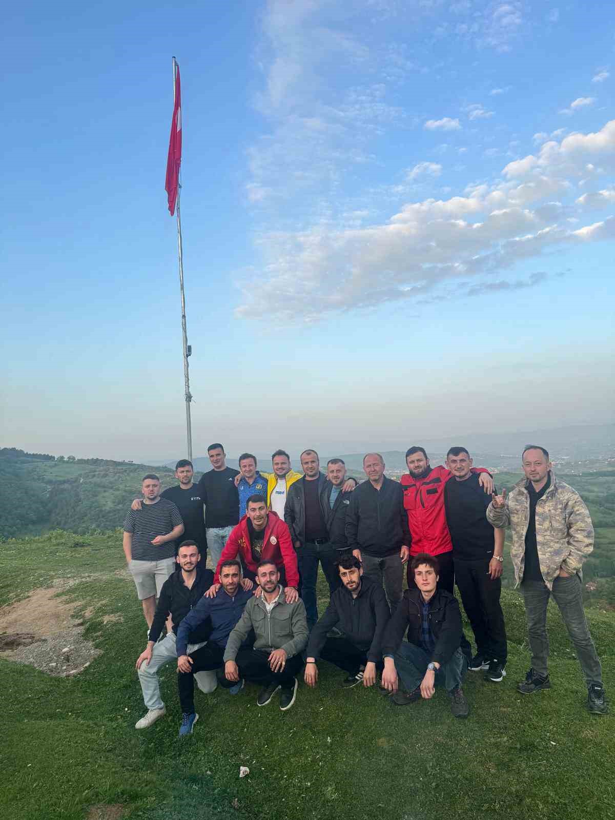 Zonguldak’ta gençler köylerinin zirvesine Türk bayrağı dikti 5 zonguldakta gencler koylerinin zirvesine turk bayragi dikti 1 mhc5b3rb