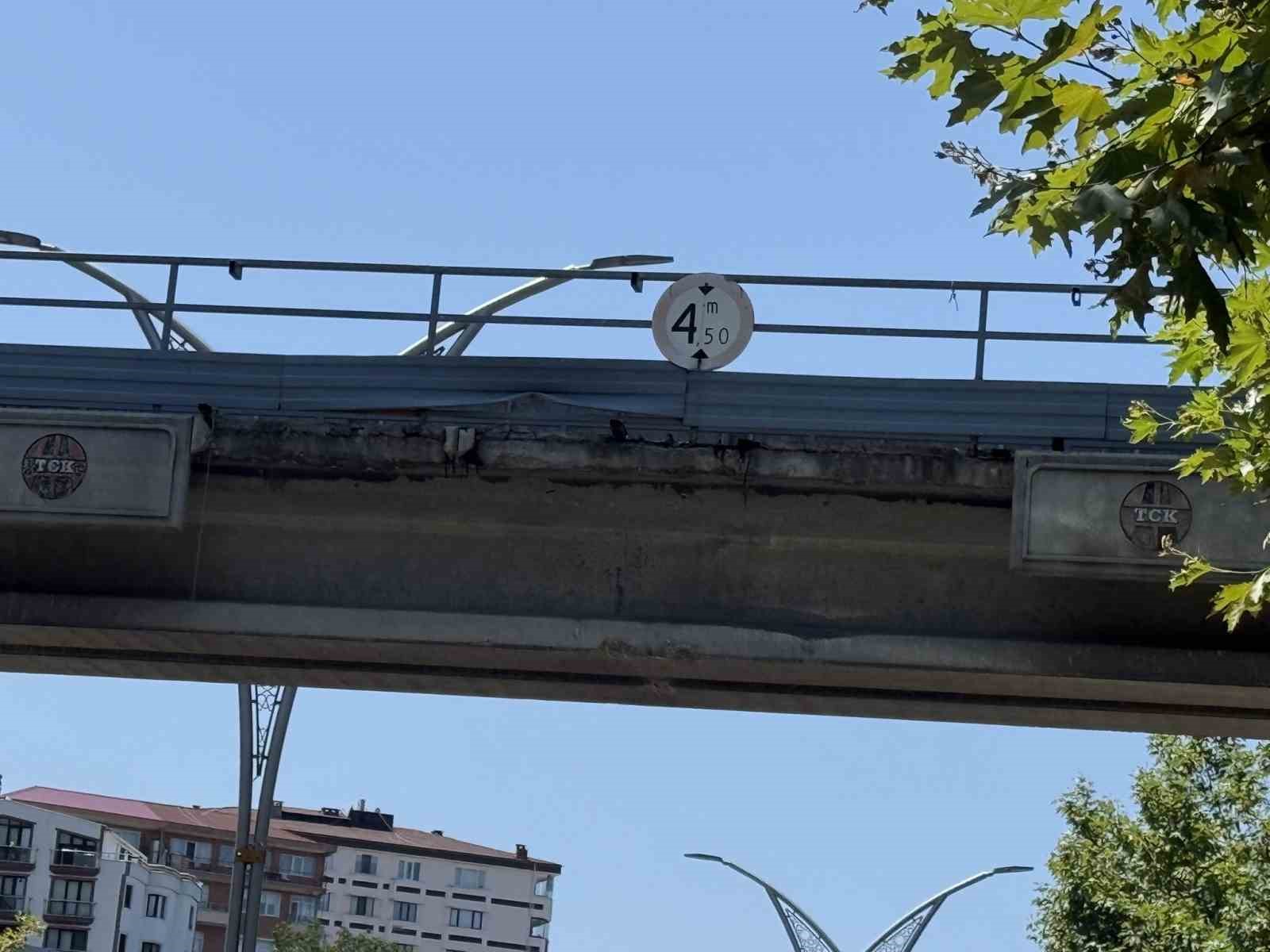 Zonguldak’ta hasar gören üst geçit, yaya ve araçları tedirgin ediyor 5 zonguldakta hasar goren ust gecit yaya ve araclari tedirgin ediyor 1 wfRGEdNC
