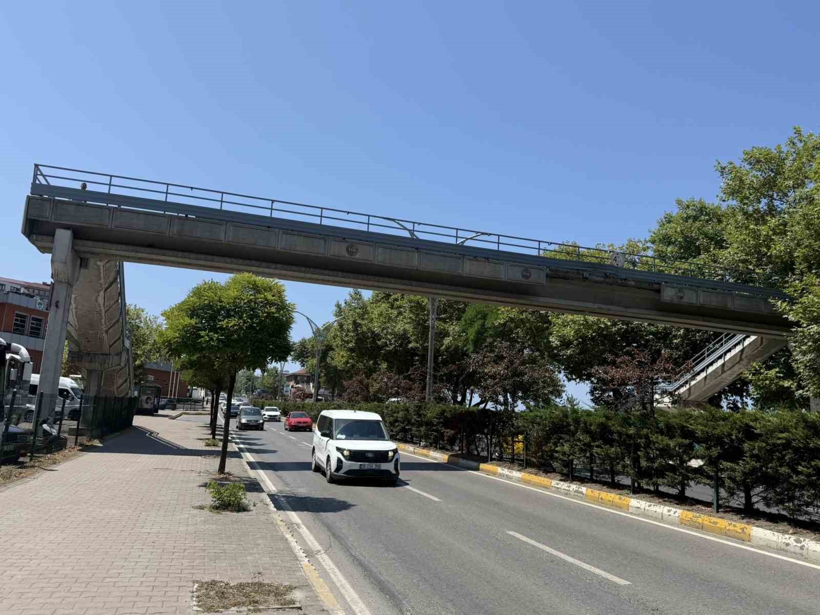 Zonguldak’ta hasar gören üst geçit, yaya ve araçları tedirgin ediyor 6 zonguldakta hasar goren ust gecit yaya ve araclari tedirgin ediyor 2 6cLgNT72