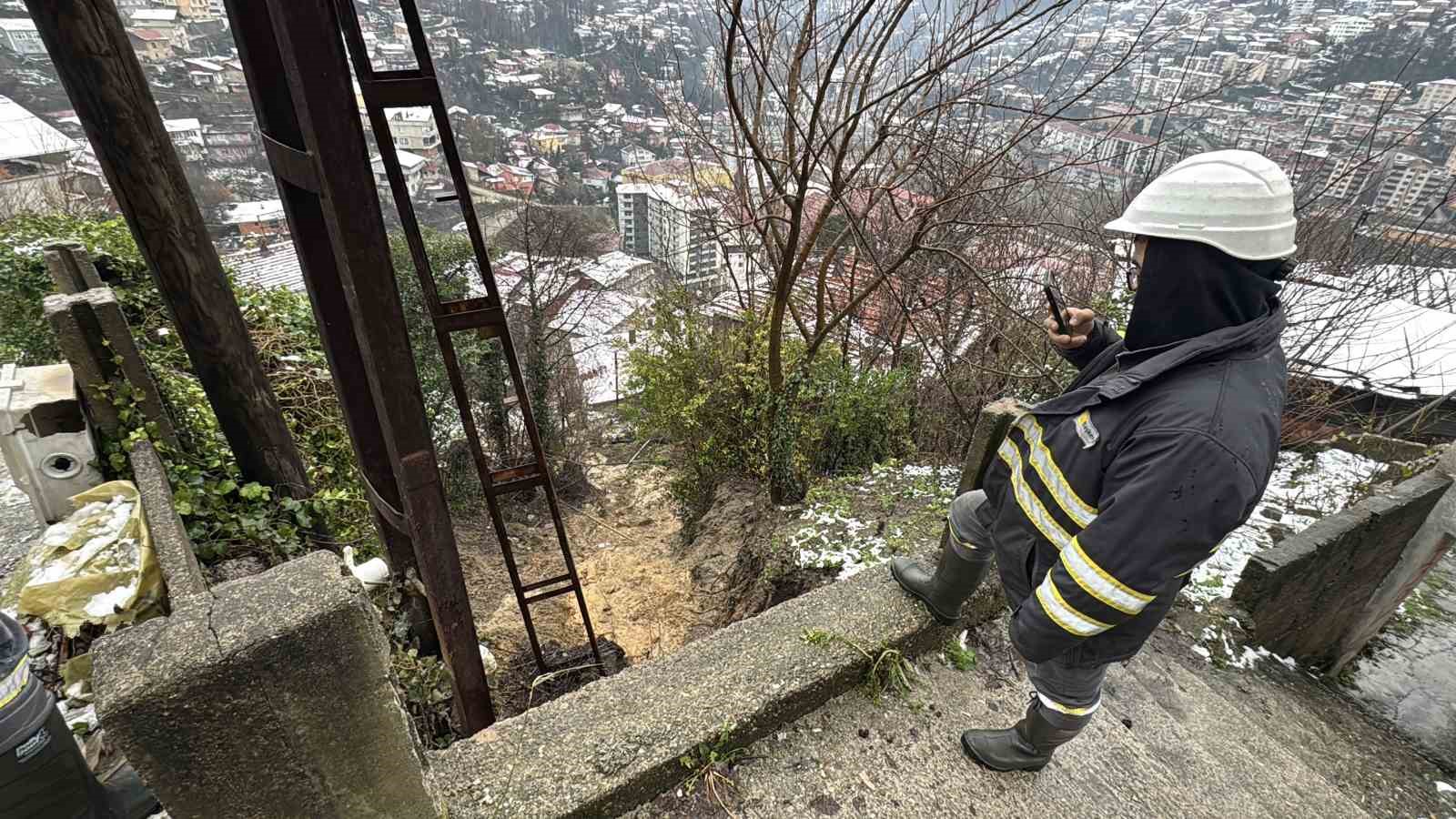 zonguldakta heyelan sebebiyle su ve elektrik hatti zarar gordu 3 OOgDBXNg