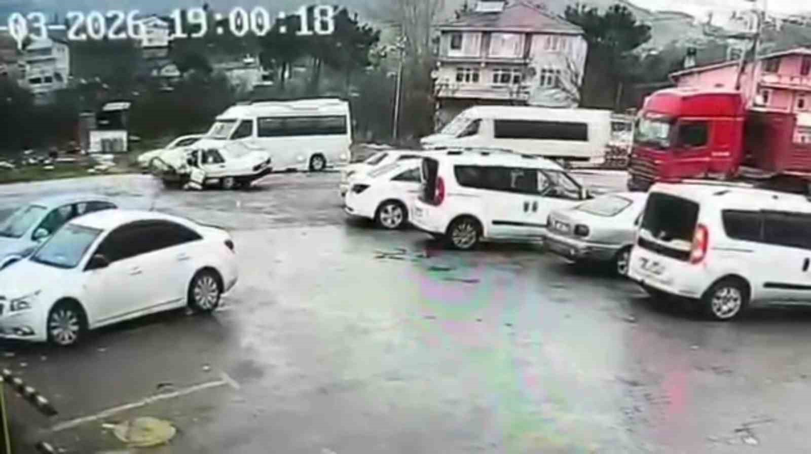zonguldakta isci servisi otomobille carpisti 6 yarali 1 IjE18dDe