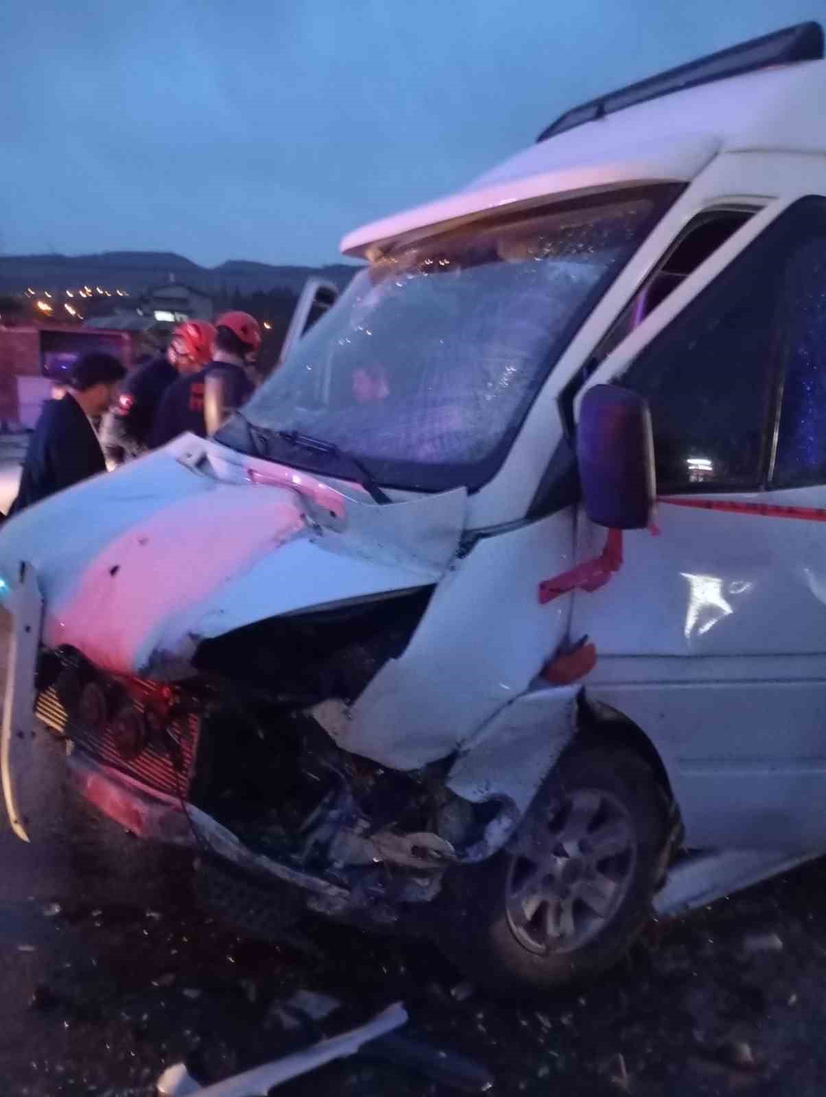 zonguldakta isci servisi otomobille carpisti 6 yarali 4 1s4FpNvd